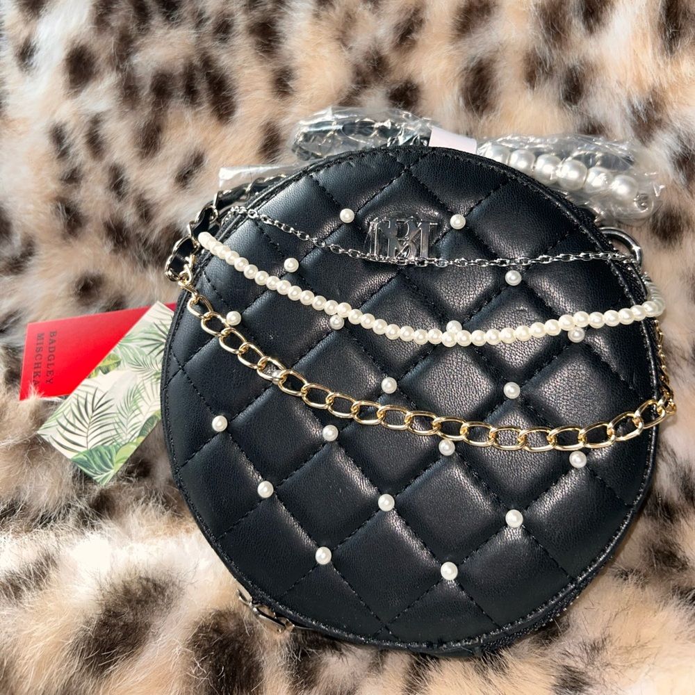 - NWT - BADGLEY MISCHKA BLACK ROUND VEGAN LEATHER QUILTED PEARL CROSSBODY PURSE